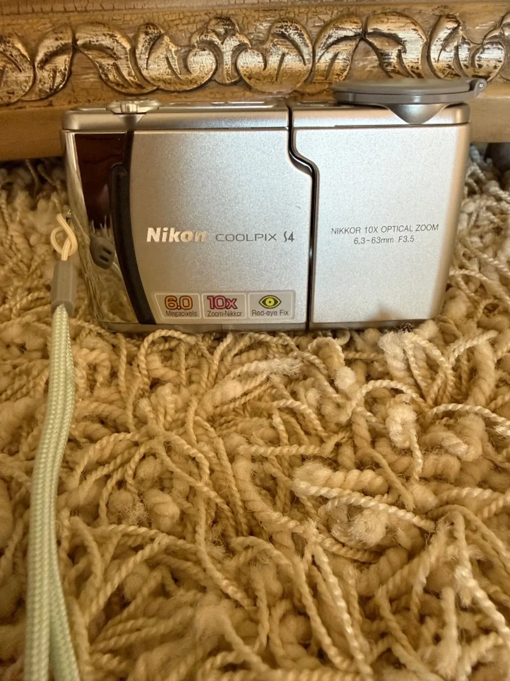 Nikon COOLPIX S4 6.0MP 10X Zoom Digital Camera Bundle Cables Strap Manuals
